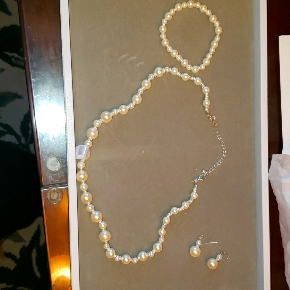 Pearls set